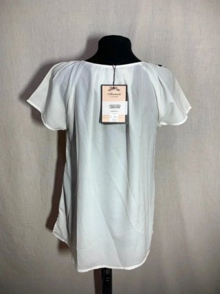 Blusa blanca con adornos negros Almatrichi
