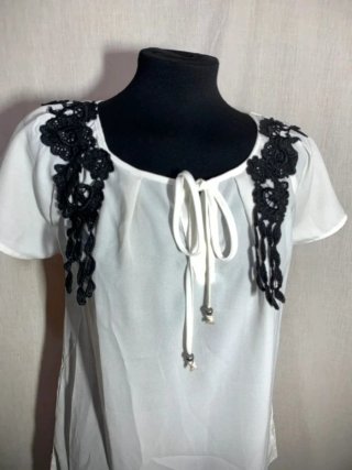 Blusa blanca con adornos negros Almatrichi