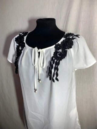 Blusa blanca con adornos negros Almatrichi