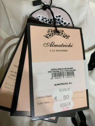 Blusa blanca con adornos negros Almatrichi