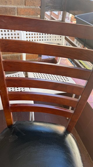 2 Sillas de Madera con Asiento de Piel