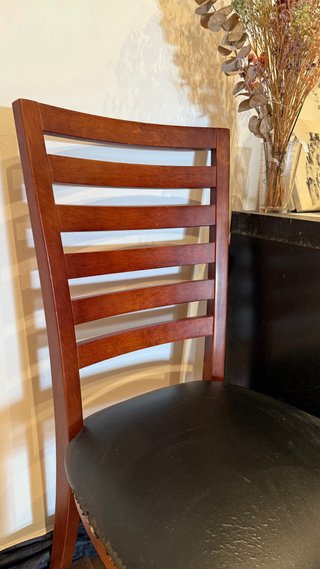 2 Sillas de Madera con Asiento de Piel