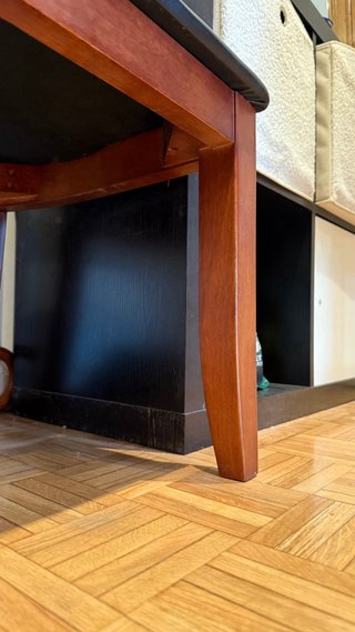 2 Sillas de Madera con Asiento de Piel