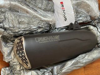 Escape Remus Slip-On Husqvarna Svartpilen 801