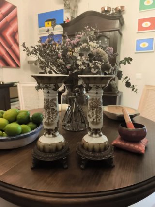 Pareja Candelabros Porcelana y Metal