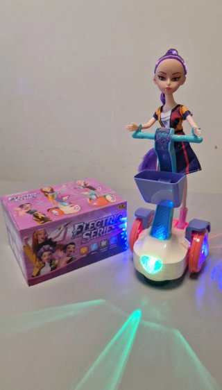 Boneca Rumi com Carrinho Elétrico