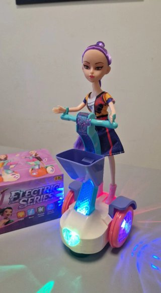 Boneca Rumi com Carrinho Elétrico