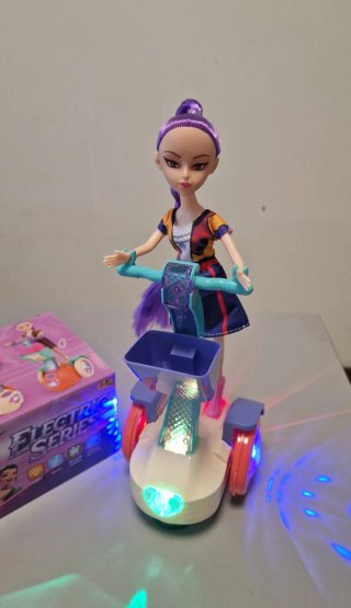 Boneca Rumi com Carrinho Elétrico