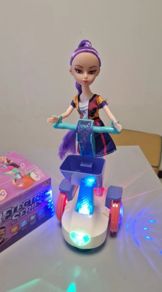 Boneca Rumi com Carrinho Elétrico