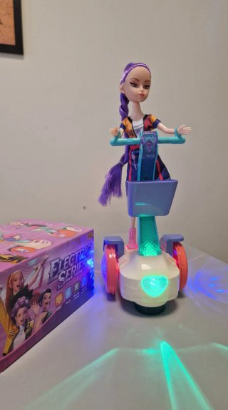 Boneca Rumi com Carrinho Elétrico