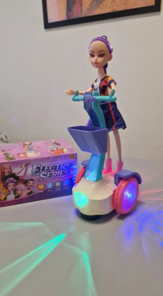 Boneca Rumi com Carrinho Elétrico