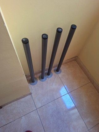 Vendo mesa de madera con accesorios