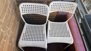 2 Sillas Blancas de Plástico