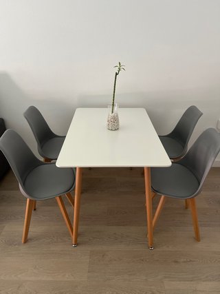 Mesa y 4 Sillas Comedor