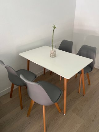 Mesa y 4 Sillas Comedor