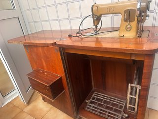 Máquina de coser Alfa vintage con mueble