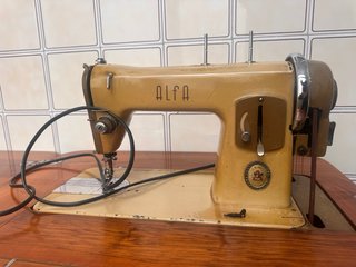 Máquina de coser Alfa vintage con mueble