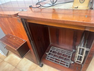 Máquina de coser Alfa vintage con mueble