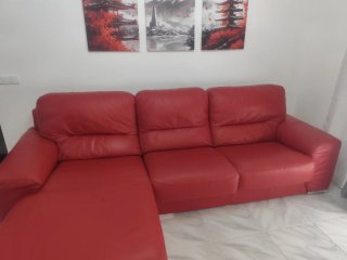 Sofá cheslong rojo de piel