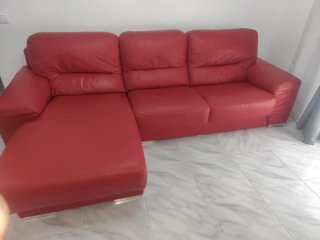 Sofá cheslong rojo de piel