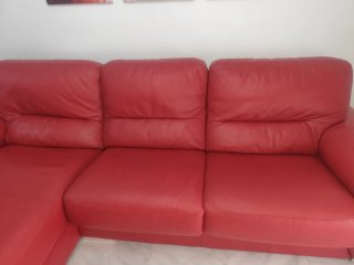 Sofá cheslong rojo de piel