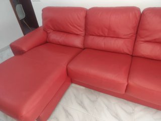 Sofá cheslong rojo de piel