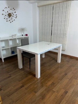 Mesa de comedor blanca