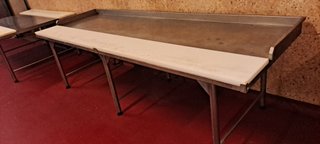 Mesa de acero inoxidable con tabla