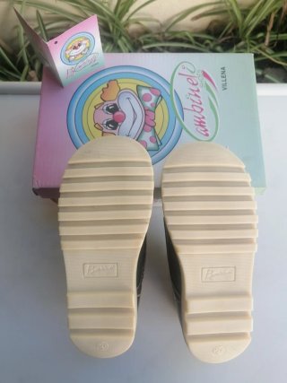 Botitas charol tipo Kikers con velcro T.26