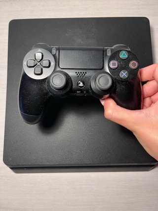 PlayStation 4 1TB Nero con controller