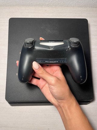 PlayStation 4 1TB Nero con controller