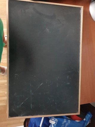 Pizarra negra con marco de madera