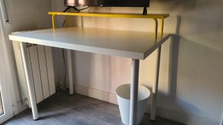 Estante de mesa amarillo metálico
