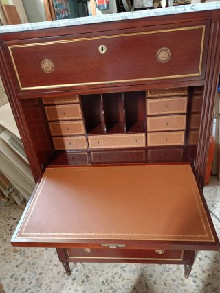 Cómoda de madera cerezo con mármol