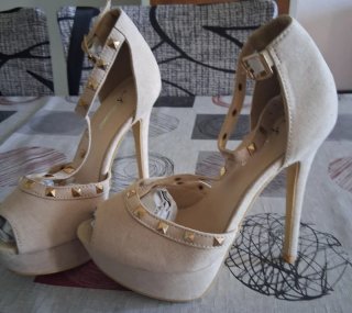 Zapatos de tacón Ussime beige con tachuelas