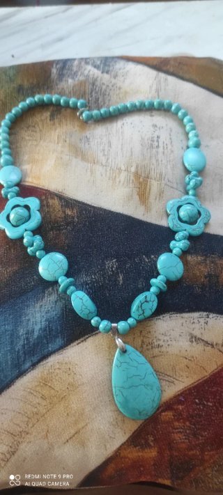 Collar turquesa con colgante lágrima