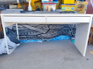 Escritorio blanco con cajones
