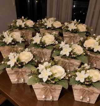 5 cestas de madera con flores blancas