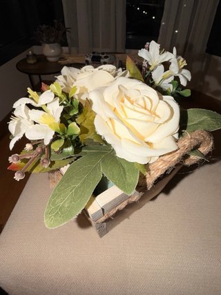 5 cestas de madera con flores blancas