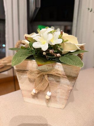 5 cestas de madera con flores blancas