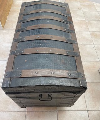 Baúl antiguo de madera y metal
