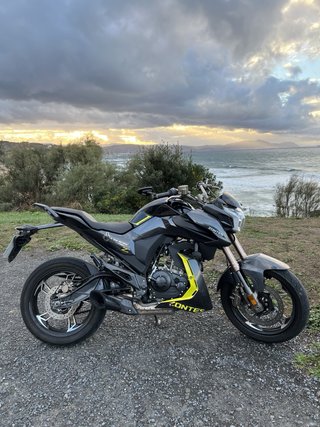 Zontes Z2 125 Naked Negra y Amarilla
