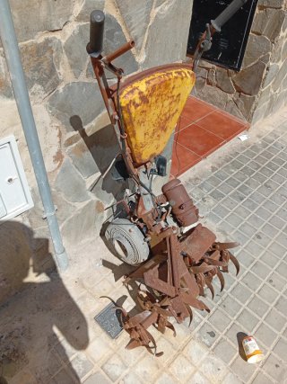 Motocultor antiguo para huerta