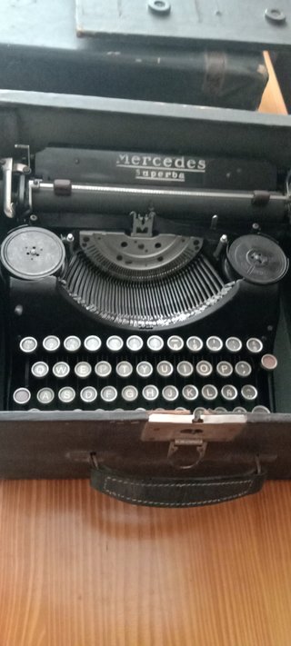 Máquina de escribir antigua Mercedes Superba