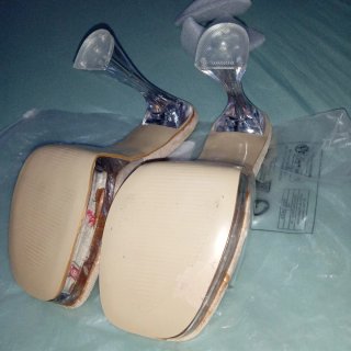 Zapatos de tacón transparentes beige sin estrenar