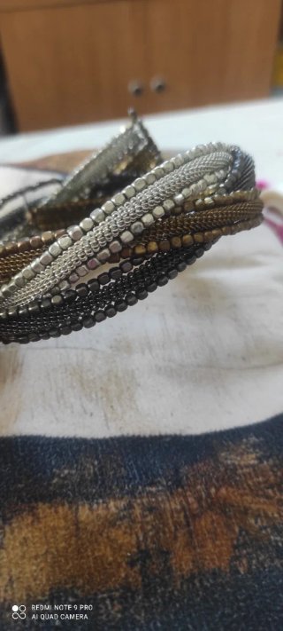 Collar multicapa dorada y plateada