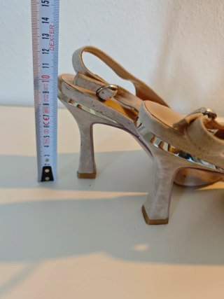 Zapatos Alma en Pena destalonados beige
