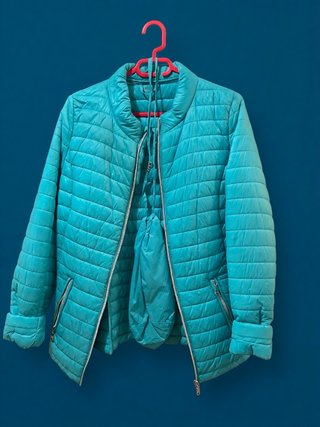 Chaqueta impermeable color turquesa