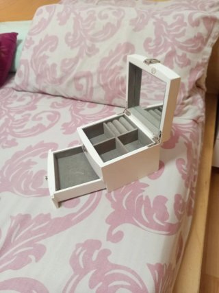 Joyería blanca con cajón