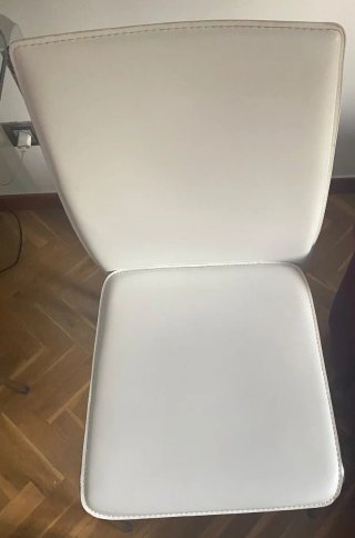 Mesa de cristal y 4 sillas blancas